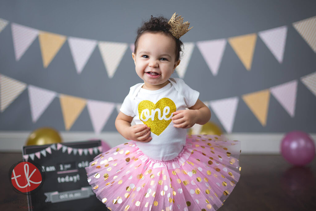 1 year old celebrating her birthday with a smash cake mini session